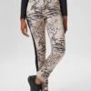 Slimline-Hose Mit Abstraktem Print Und Zierstreifen Schwarz / Multicolor -Madeleine Mode 01863452af697f317249927658160988