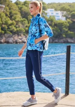 Sportjacke Mit Zierplättchen Und Logo Frostblau / Multicolor -Madeleine Mode 1478b219212c0f4088fd1a17f08881e3