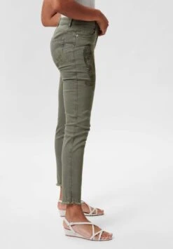 MIT PAISLEY STICKEREI UND FRANSENSAUM - Jeans Slim Fit - Bambusgrün -Madeleine Mode 1e4516dffb9b4e86a358f9eacb05d21f