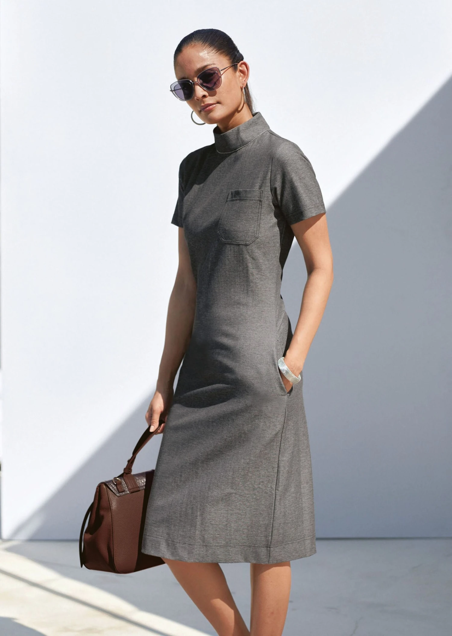 Schlankes Jerseykleid Mit Stehkragen Und 3/4-Ärmel Grau 4 Schlankes Jerseykleid Mit Stehkragen Und 3/4-Ärmel Grau – Bild 2