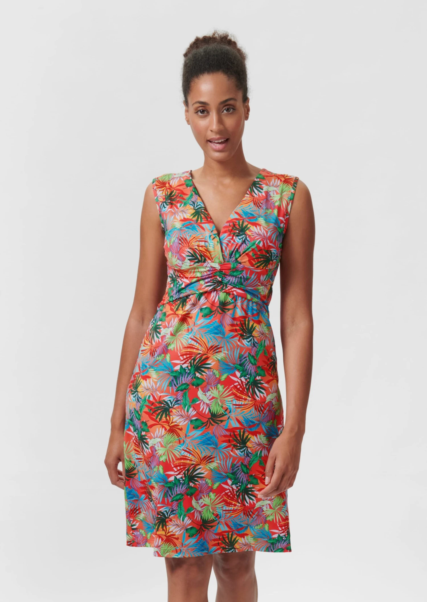 Ärmelloses Strandkleid Mit Tropenprint Und Raffeffekt Paprika / Multicolor 3 Ärmelloses Strandkleid Mit Tropenprint Und Raffeffekt Paprika / Multicolor