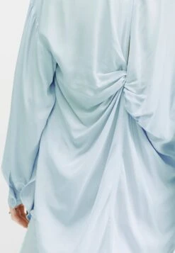 MIT RAFFINIERT GEKNOTETEM RÜCKENTEIL - Hemdbluse - Pastellbleu -Madeleine Mode 6ce73e0491c94e40a0e9d00f09a1e61c