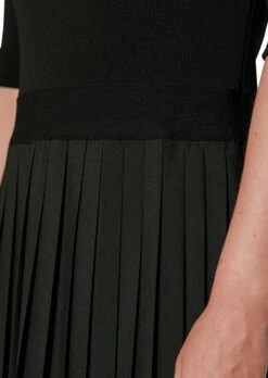 Plisseekleid Schwarz -Madeleine Mode 71705b215fbd2ded4f45e68d7b5ef419