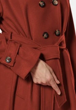Trenchcoat - Cayennerot -Madeleine Mode 78679c8ada9642b6871c08d45af81bc6