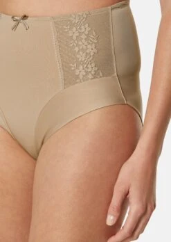 Formslip Mit Edler Spitze Make-up -Madeleine Mode 7cd062a8b499b4b70aa7837bc3b696b4