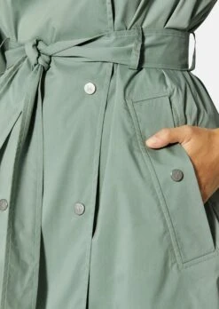 Modische Trench-Variante Mit Kapuze Hellsalbeigrün 13 Modische Trench-Variante Mit Kapuze Hellsalbeigrün -Madeleine Mode 80e2925e553f730a9cf75843a8e6c056
