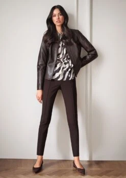 Schlanke Stretch-Hose Mit Biesen Dunkelbraun 15 Schlanke Stretch-Hose Mit Biesen Dunkelbraun -Madeleine Mode 93c41cc81f6a4582e418d9c11255151d