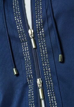 MIT ZIERPLÄTTCHEN UND M LOGO - Leichte Jacke - Nachtblau -Madeleine Mode 985fa9c01dbc40aba5cab2090c082b12