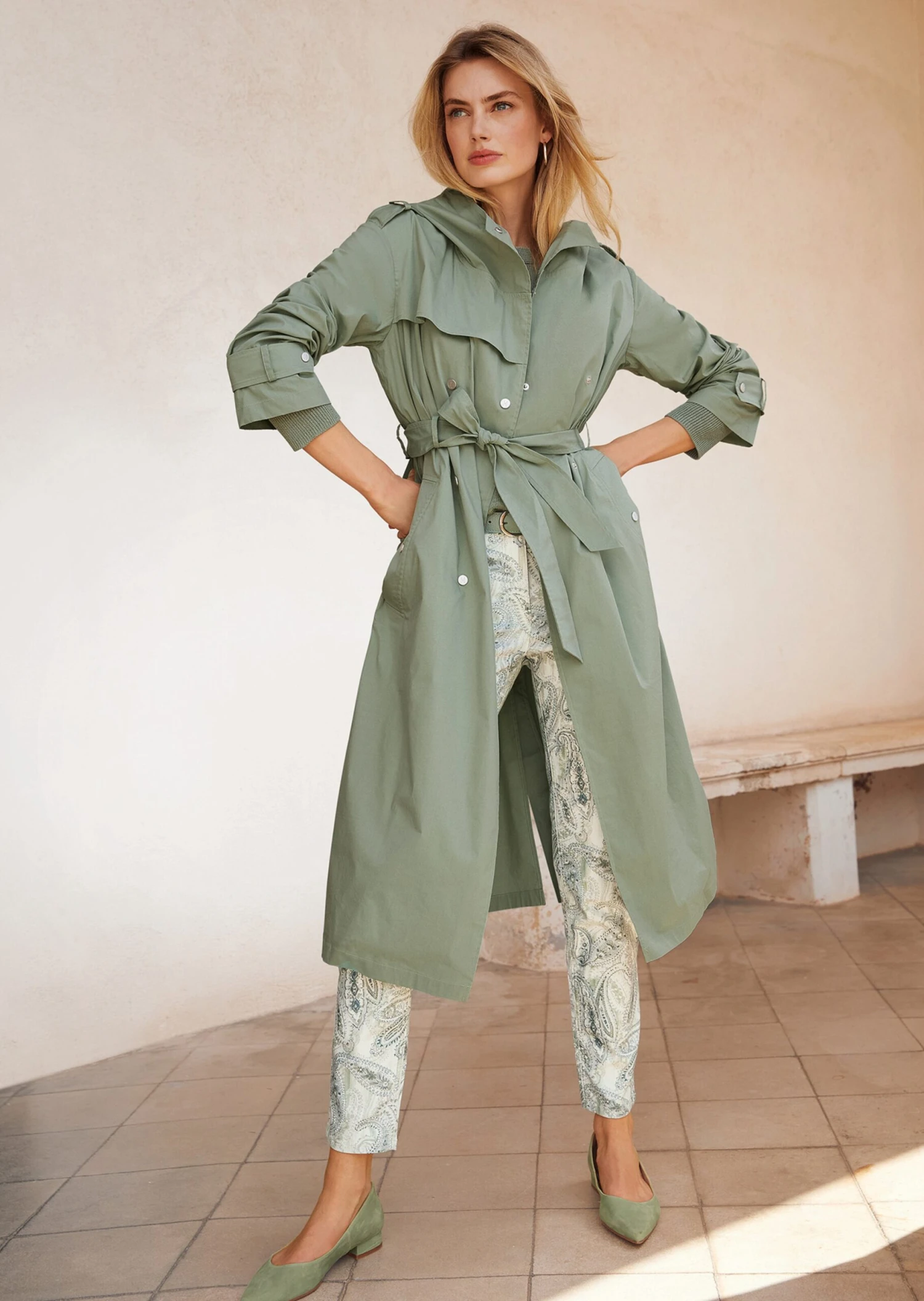 Modische Trench-Variante Mit Kapuze Hellsalbeigrün 9 Modische Trench-Variante Mit Kapuze Hellsalbeigrün – Bild 7