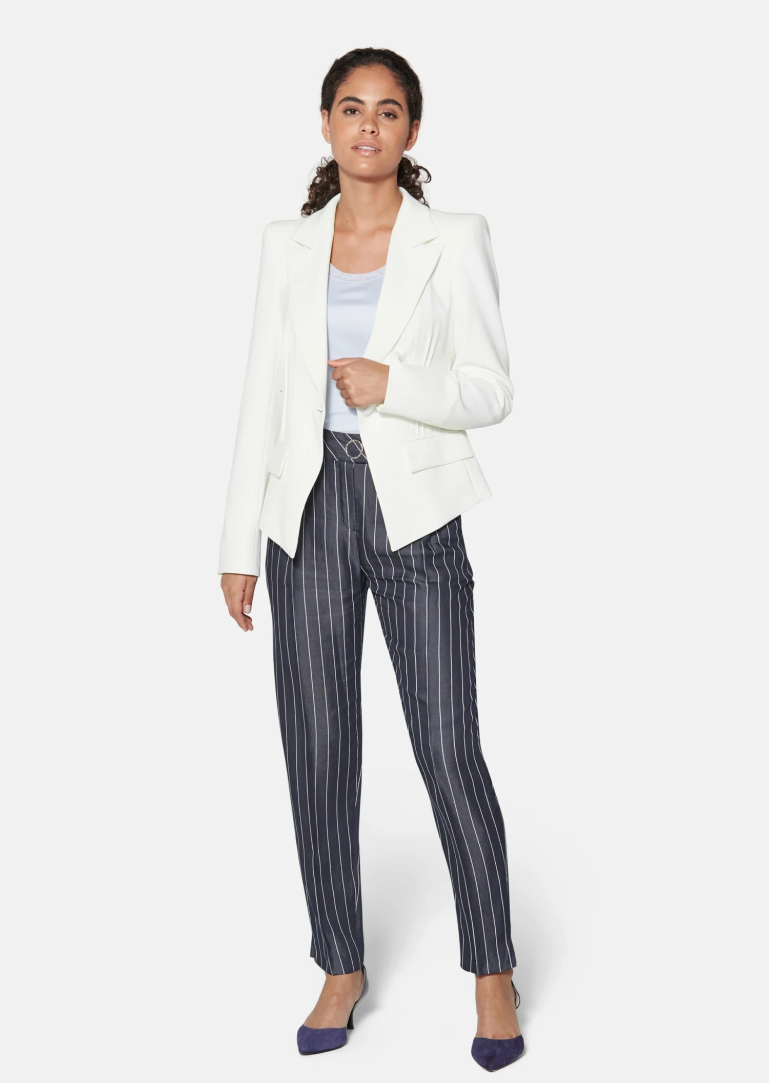 Blazer Mit Biesen Und Markanter Schulterpartie Wollweiß 4 Blazer Mit Biesen Und Markanter Schulterpartie Wollweiß – Bild 2