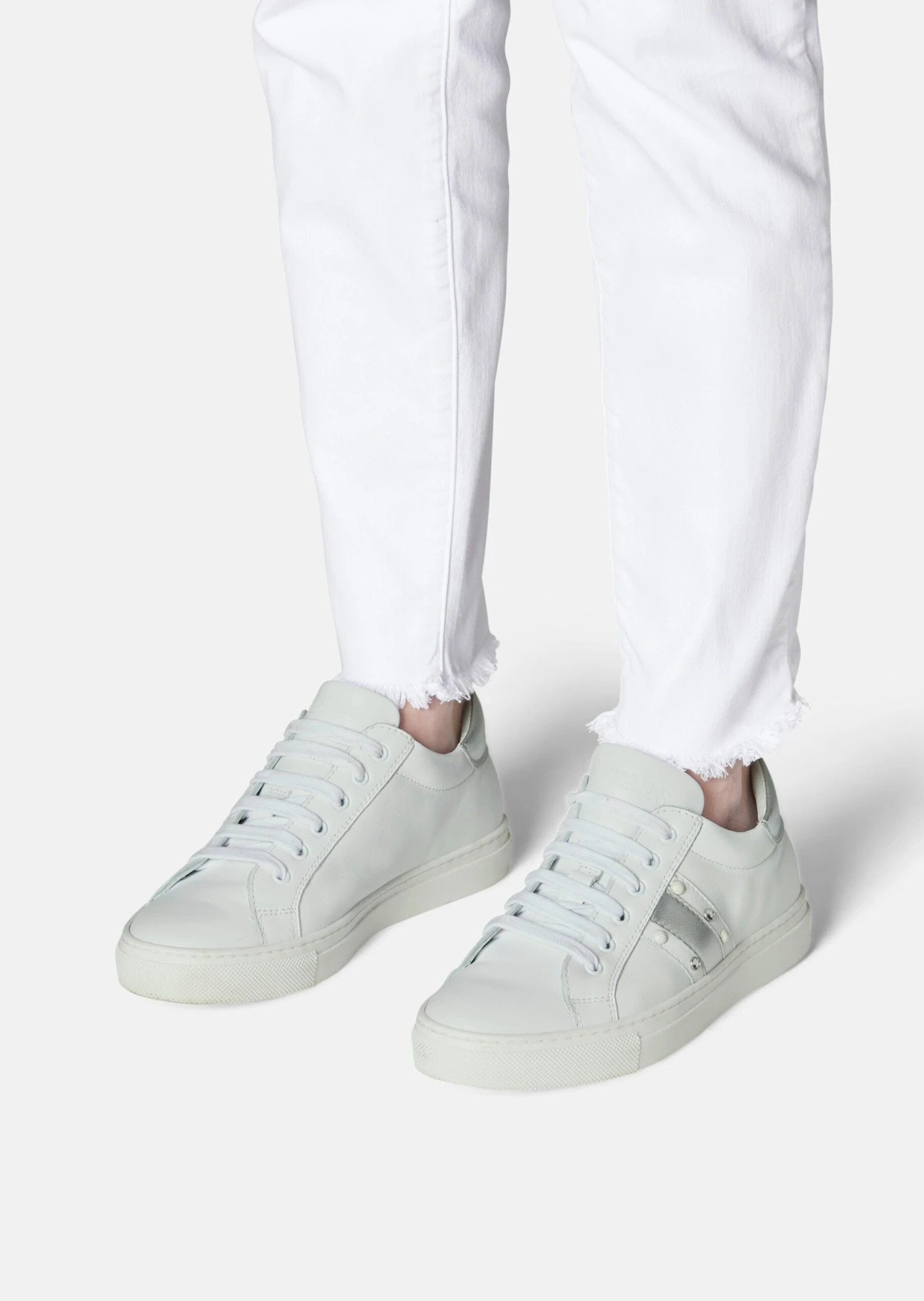 Leder-Sneaker Mit Ziersteinchen Weiß / Silberfarben 3 Leder-Sneaker Mit Ziersteinchen Weiß / Silberfarben