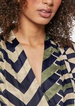 Wickelbluse Mit Muster Oliv / Multicolor 12 Wickelbluse Mit Muster Oliv / Multicolor -Madeleine Mode dea3b45842f7f23d3d548cb2ee88a70b