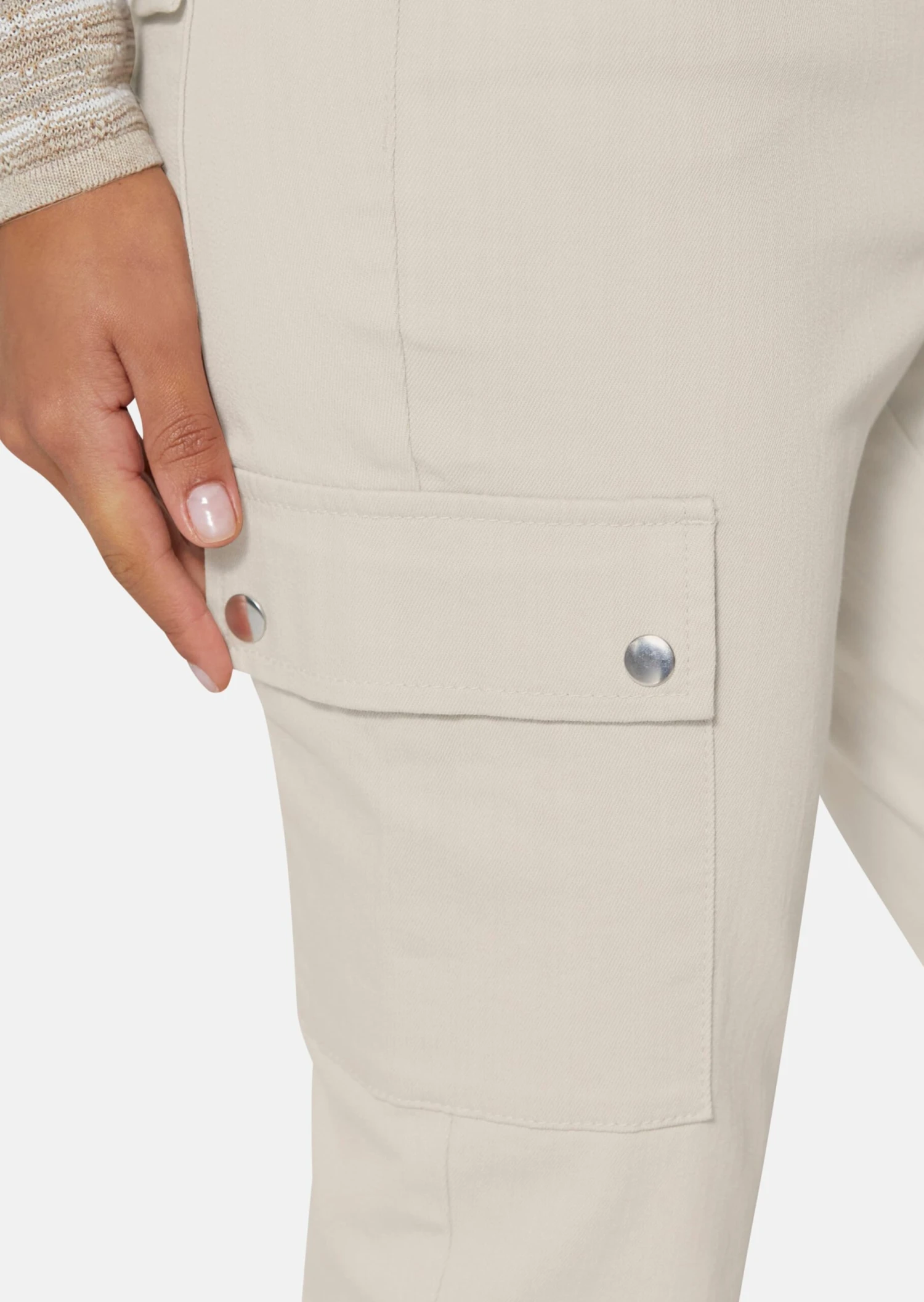 Schlanke Cargo-Jeans Kitt 7 Schlanke Cargo-Jeans Kitt – Bild 5