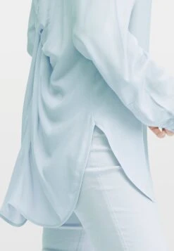 MIT RAFFINIERT GEKNOTETEM RÜCKENTEIL - Hemdbluse - Pastellbleu -Madeleine Mode eed1517d5b6a478a95eb49cf19f4965f