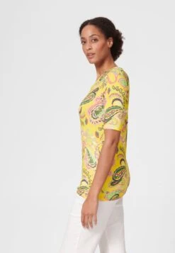 RUNDHALS MIT UNIKAT PRINT - T-Shirt Print - Sonnengelb Multicolor -Madeleine Mode f7ed9b03d70f435a90f84f3f3be804b2