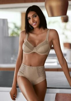 Formslip Mit Edler Spitze Make-up -Madeleine Mode fa007db64a308c25bb0ca98266ab91ec